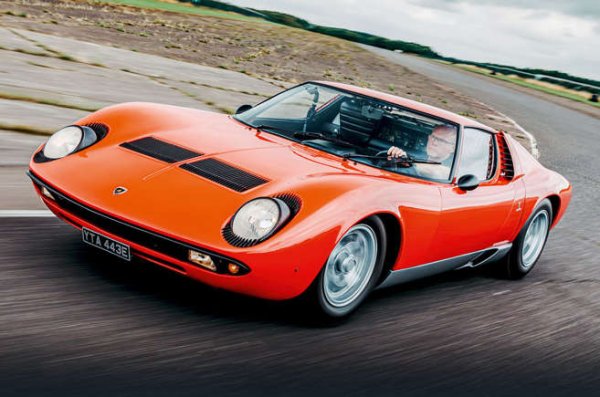 Въпреки първоначалната резервираност на Феручо Ламборгини относно спортните автомобили със средноразположен двигател, подобна кола е търсен доста. И същевременно копира похода на големия съперник Ferrari, който остана венчан за тази конфигурация.

За първи път е видяно на изложението в Торино през 1965 година.  Miura със зашеметяваща каросерия от Марчело Гандини от Bertone (тогава) е представено като прототип на изложението в Женева, получавайки огромни похвали.

Вероятно първият истински суперавтомобил в историята, Miura бе пуснат на пазара с 3929cc V12 двигател. Той дава 345bhp, извлечени от 400GT на Lamborghini. Марката обявява максимална скорост от 280 километра в час, което по онова време го направи най-бързият сериен автомобил на десетилетието. По-късно заедно с Ferrari 365GTB/4 Daytona.
